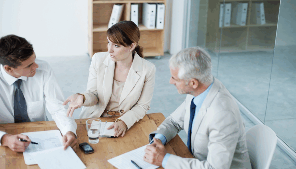 3 professionnels qui négocient