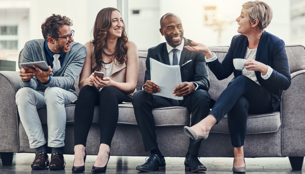 groupe d'entrepreneurs qui discutent